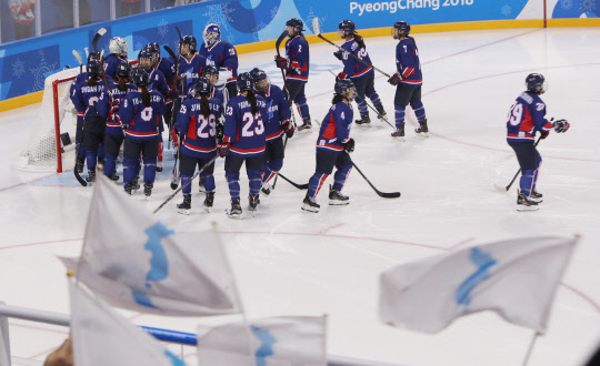 12일 오후 강원도 강릉시 관동하키센터에서 열린 여자 아이스하키 조별예선 2차전 남북 단일팀 대 스웨덴 경기. 단일팀 선수들이 결의를 다지고 있다.